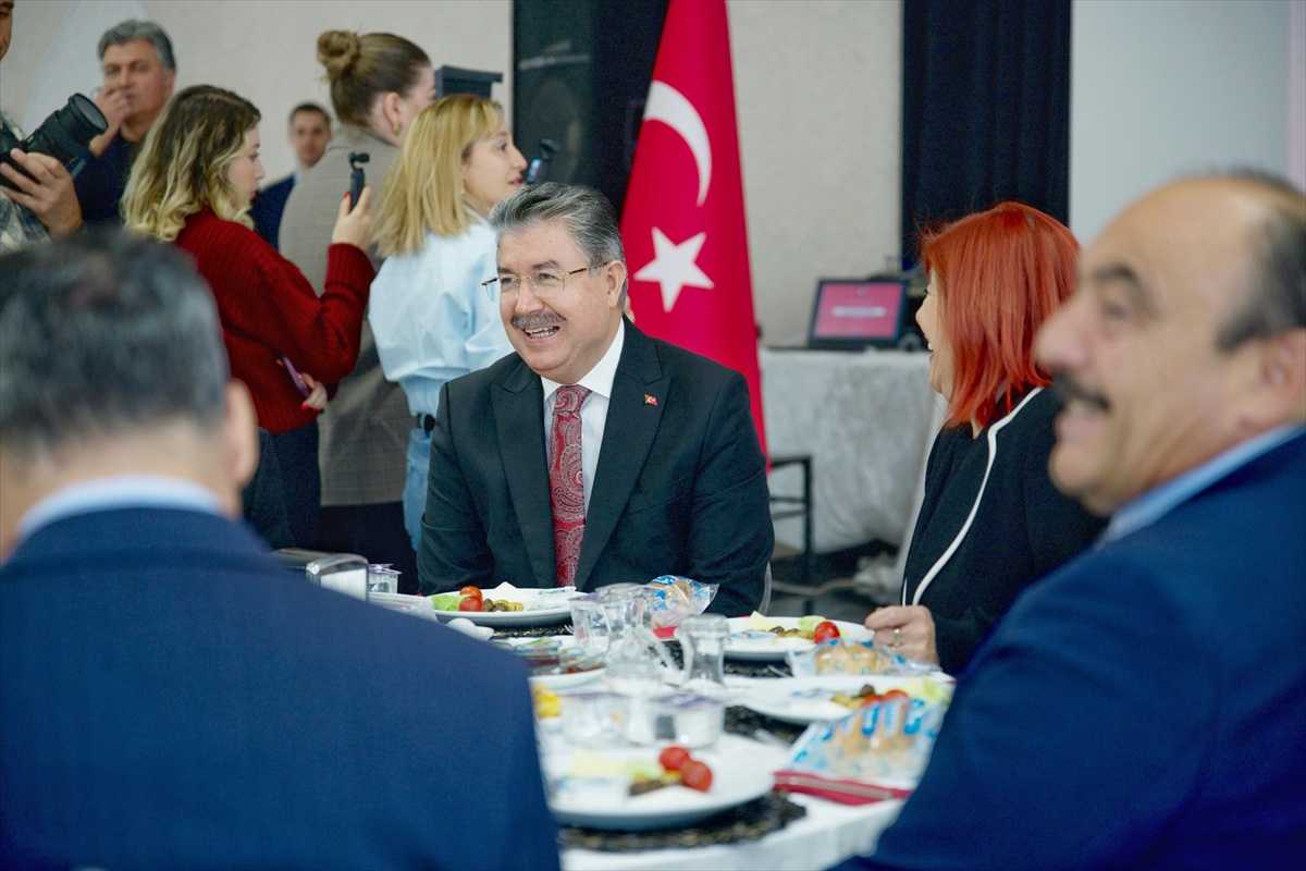 Eskişehir Valisi Erdinç Yılmaz, Muhtarlar Günü'nde 7 muhtara plaket verdi
