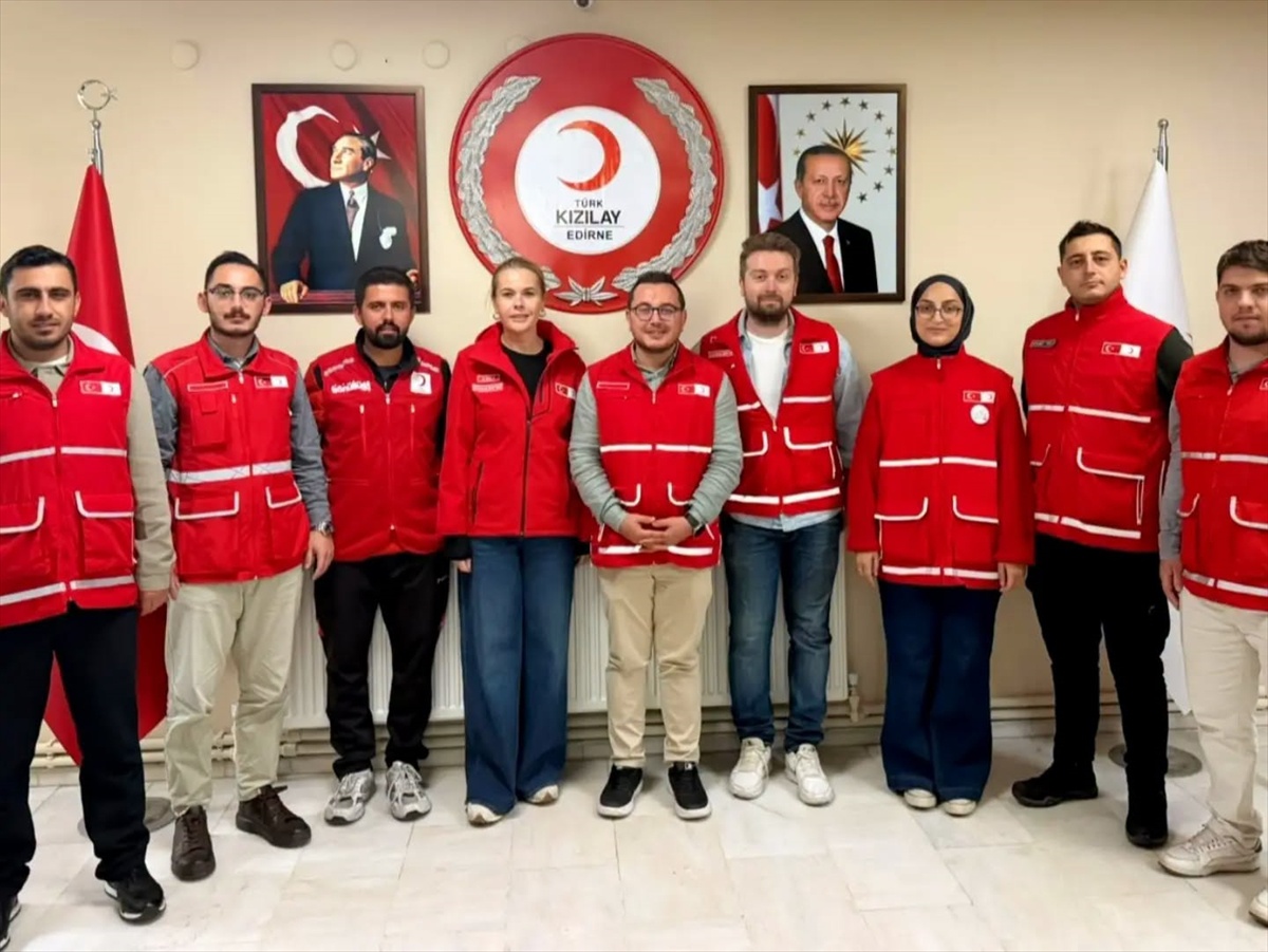 Genç Kızılay Edirne'de gönüllülerle buluştu, başkanlıkta görev değişimi yapıldı