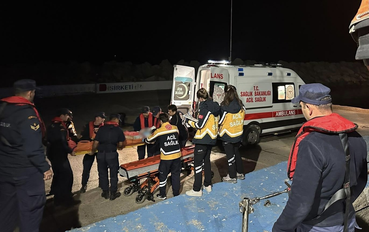 Gökçeada'da beyin kanaması şüphesiyle 77 yaşındaki hasta botla tahliye edildi
