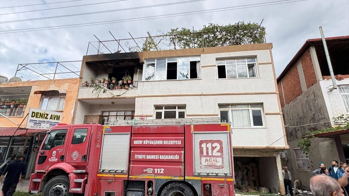 Hatay Samandağ'da 2 katlı evin ikinci katındaki yangını itfaiye söndürdü