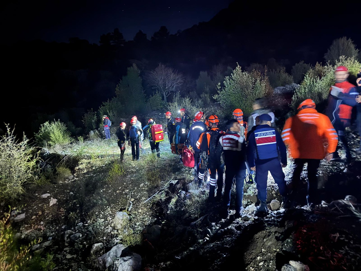 Isparta Sütçüler'deki Yazılı Kanyon'da mahsur 13 kişiden 3'ü kurtarıldı, 1 kişi öldü