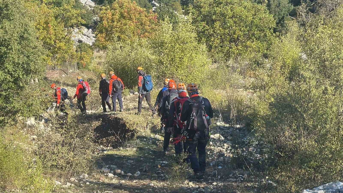 Isparta Sütçüler'deki Yazılı Kanyon'da mahsur 10 İHH gönüllüsü için arama sürüyor