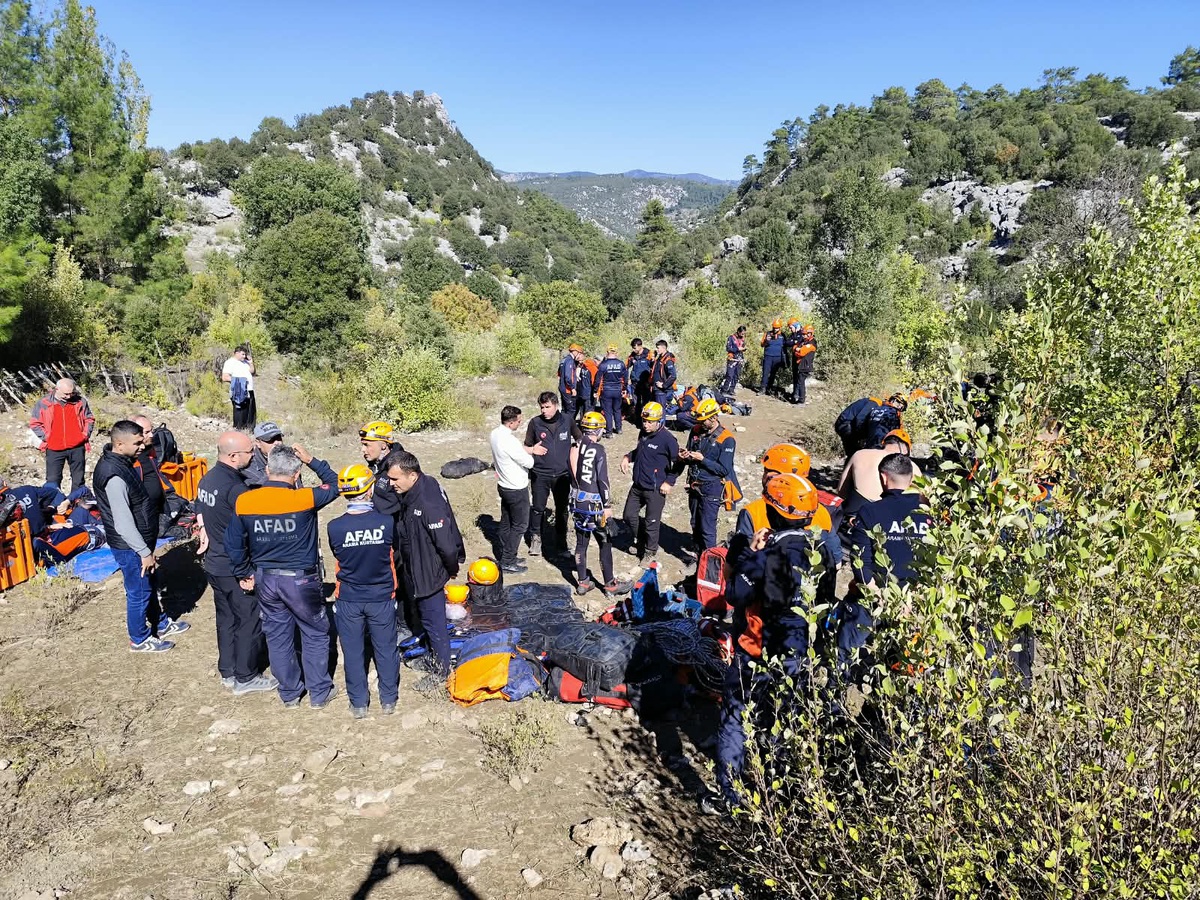 Isparta Sütçüler'deki Yazılı Kanyon'da mahsur 10 kişi için operasyon yeniden başladı