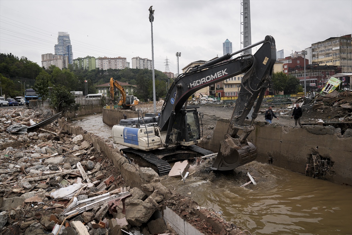 İstanbul Ayazağa'da sel sonrası 19 dükkan, Kur'an kursu ve stadın enkazı kaldırılıyor