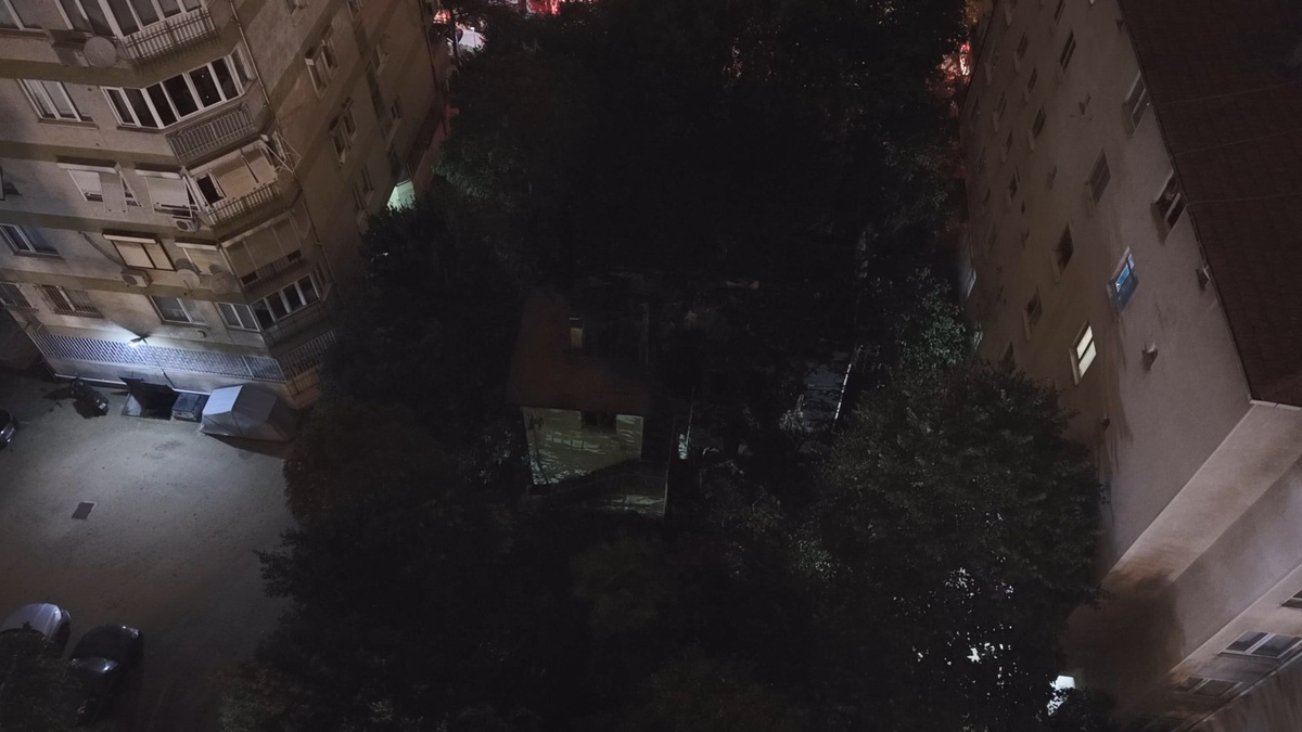 Kadıköy’de 3 katlı ahşap köşkteki yangın itfaiye ekiplerince söndürüldü