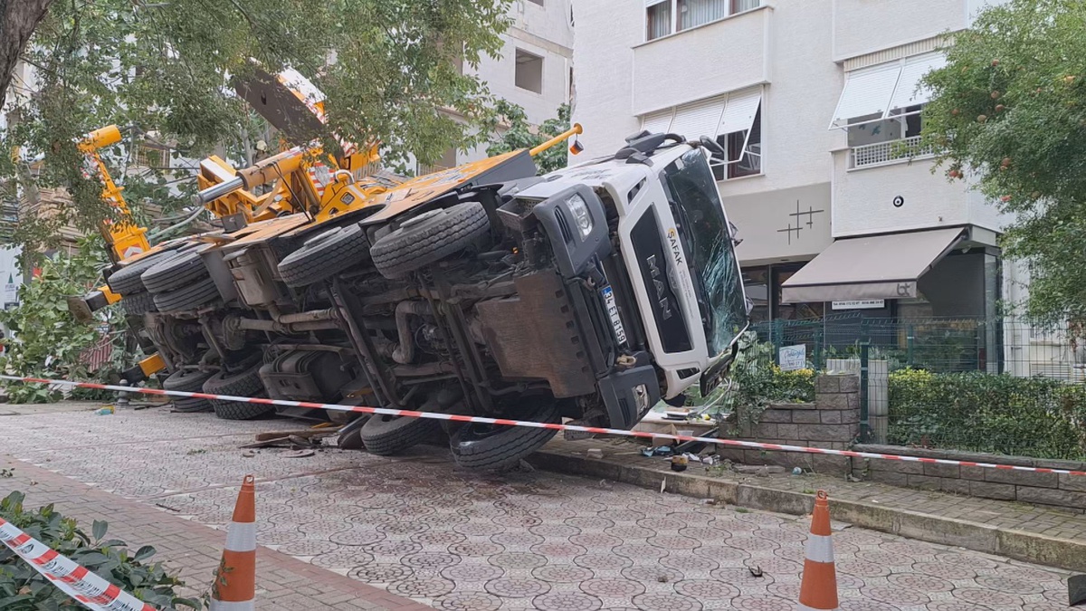 Kadıköy'de inşaat vinci devrilip 11 katlı binaya çarptı! Cadde trafiğe kapatıldı