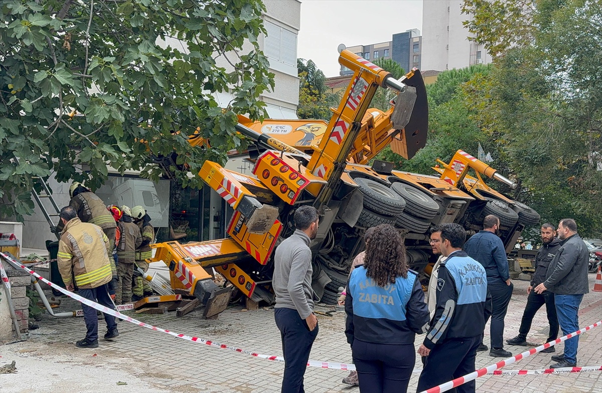 Kadıköy'de yan yatan vinç 11 katlı binaya ve 2 araca çarparak hasar verdi