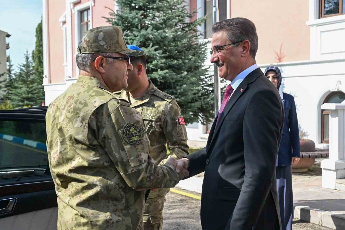 Kara Kuvvetleri Komutanı Tokel, Erzurum Valisi Baruş'u makamında ziyaret etti