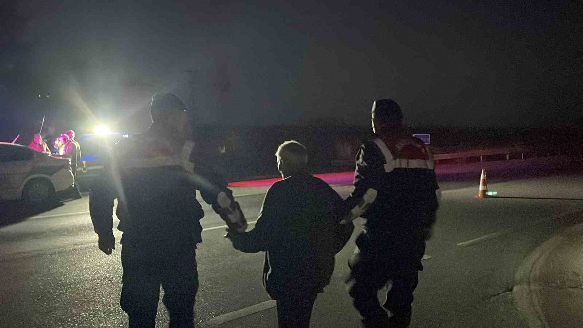 Karaman'da yaralananın olmadığı kazada 81 yaşındaki sürücüye jandarma destek oldu