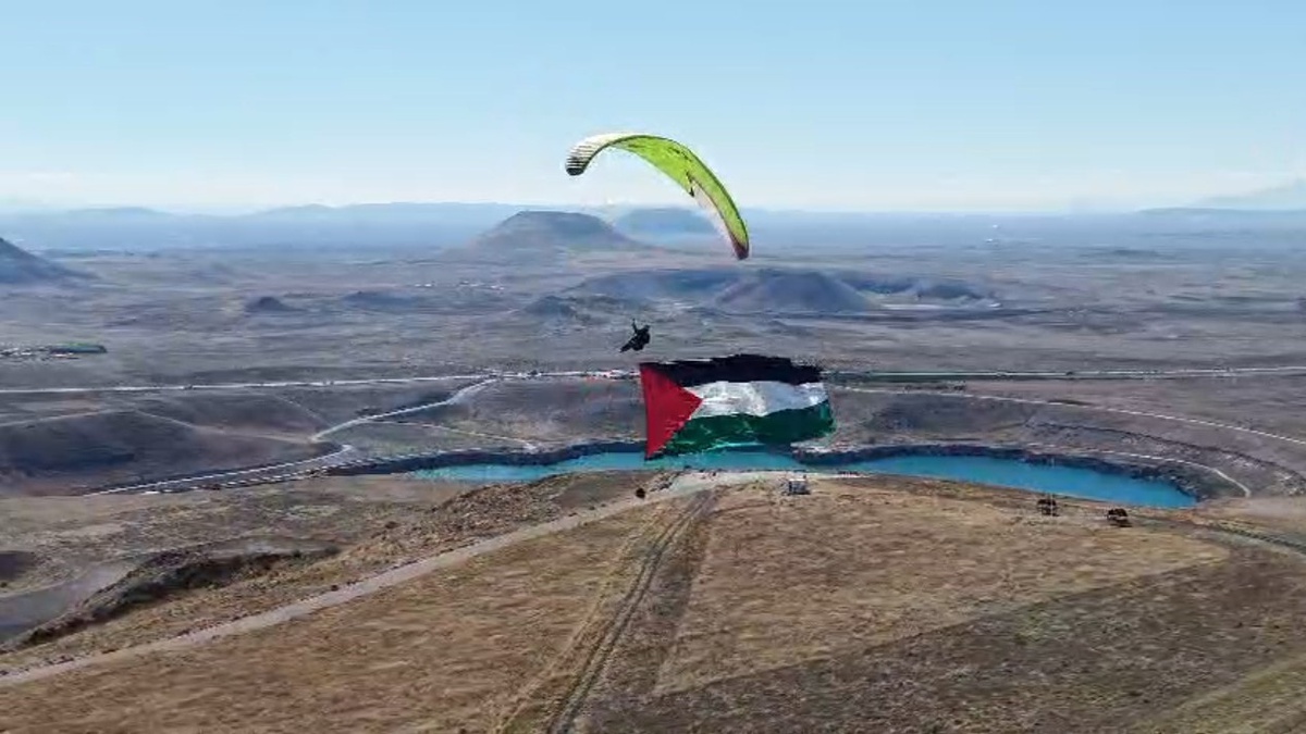 Karapınar Doğa ve Uçuş Sporları Başkanı Ulutaş, paraşütle Filistin bayrağı açtı