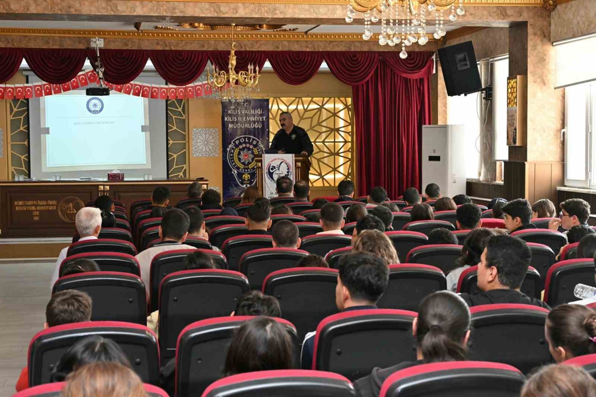 Kilis İl Emniyet Müdürü Bağrıaçık, öğrencileri dijital risklere karşı uyardı