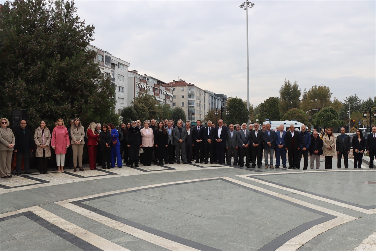 Kırklareli'nde Muhtarlar Günü töreninde Atatürk Anıtı'na çelenk sunuldu
