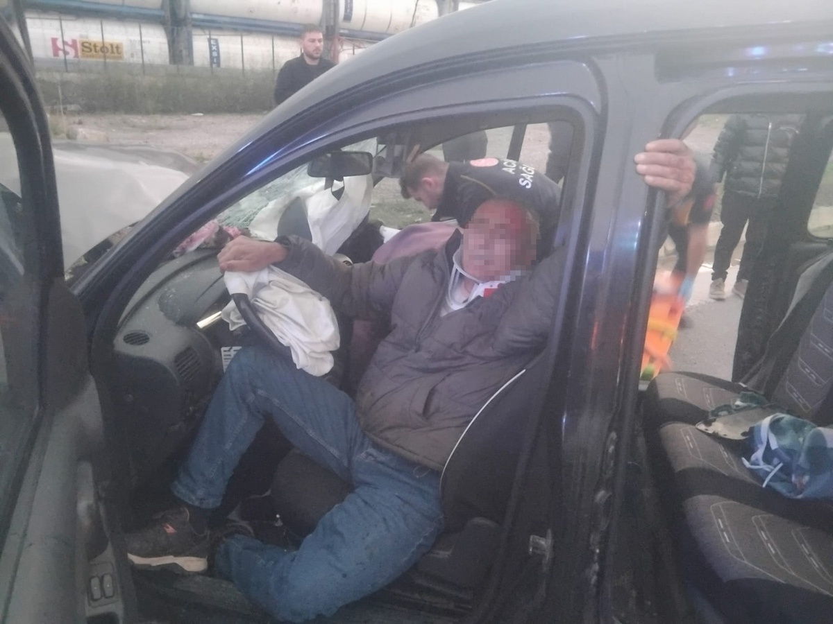 Kocaeli Gebze'de iki otomobil çarpıştı, 1'i ağır 4 kişi yaralandı