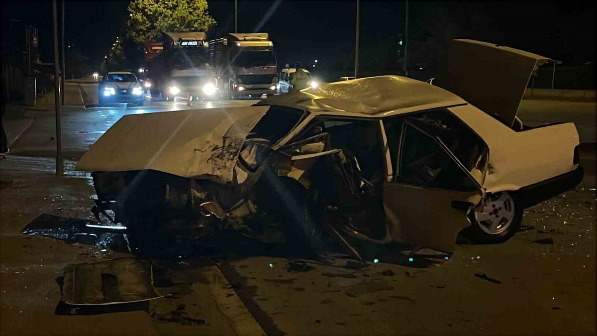 Konya Meram'da iki otomobil çarpıştı, 5 yaralı Konya Şehir Hastanesi'ne kaldırıldı