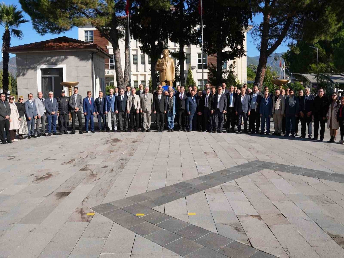 Köyceğiz Muhtarlar Derneği, Muhtarlar Günü'nde Atatürk büstüne çelenk sundu
