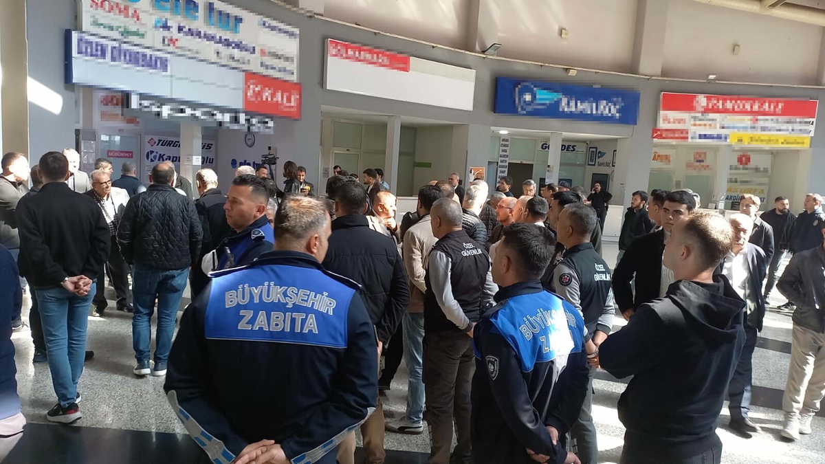 Manisa Otogarı'nda firmalar ana kapıyı 4 saat kapatarak tahliyeye tepki gösterdi