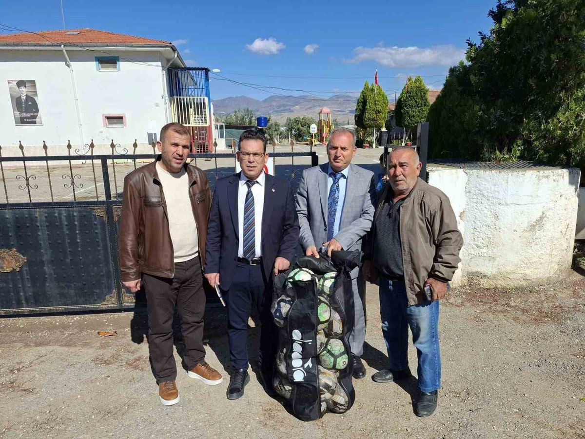 Manisa Sarıgöl'de Bağlıca Halil Duran Okuluna spor malzemesi desteği verildi