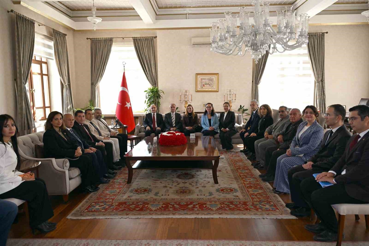 Manisa Valisi Özkan, Muhtarlar Günü'nde muhtarları ağırlayıp teşekkür etti