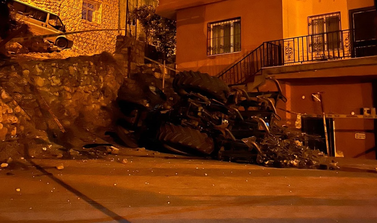 Mardin Savur'da traktör devrildi, sürücü yaşamını yitirdi, eşi ve çocuğu yaralandı
