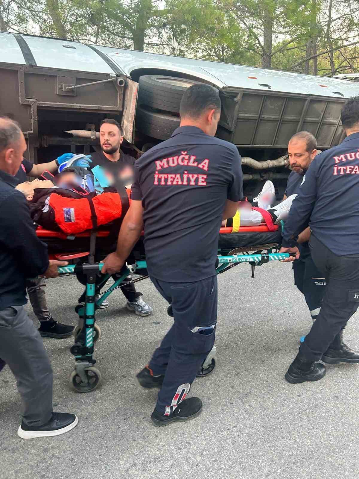 Muğla Marmaris'te otel servisi devrildi, 2'si ağır 3 kişi yaralandı