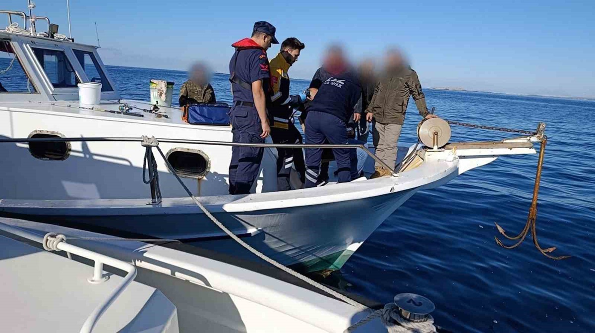 Muğla Milas'ta rahatsızlanan vatandaş Sahil Güvenlik botuyla denizden tahliye edildi