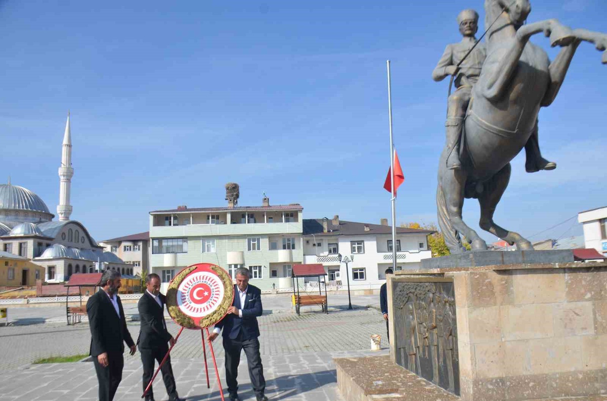 Muş Bulanık'ta 19 Ekim Muhtarlar Günü töreni çelenk sunumuyla başladı