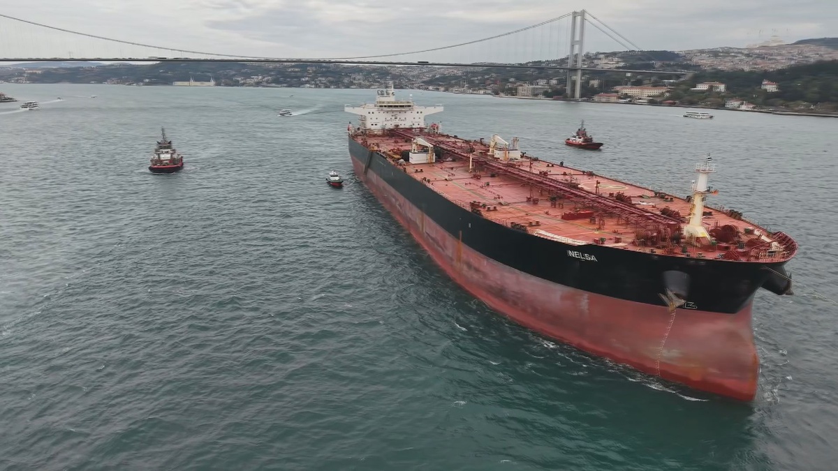 Nelsa tankeri İstanbul Boğazı'ndan geçerken gemi trafiği askıya alındı
