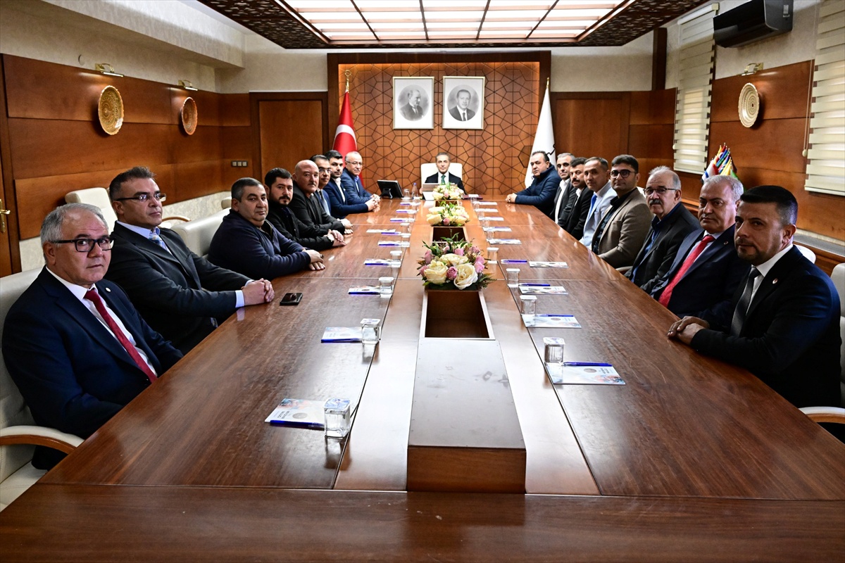 Nevşehir'de muhtarlar, Muhtarlar Günü'nde Vali Kök'e ziyaret gerçekleştirdi