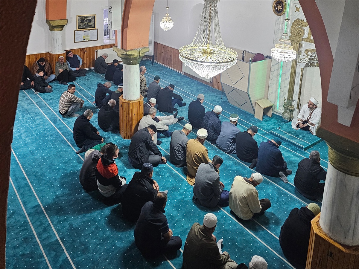 Niğde Bor'da sabah namazı buluşmasında gençler ve aileleri bir araya geldi