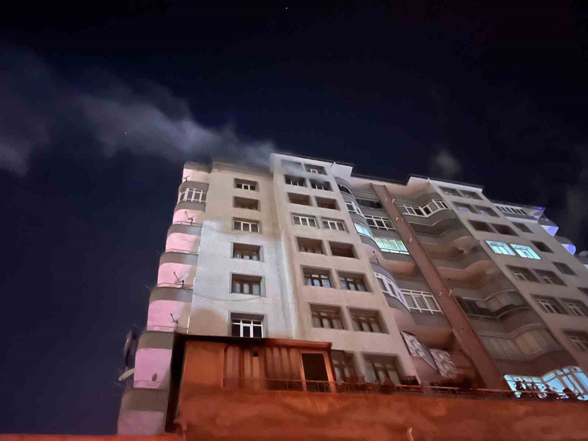 Niğde'de 9 katlı binanın en üst katında yangın çıktı, 5 kişi hastaneye kaldırıldı