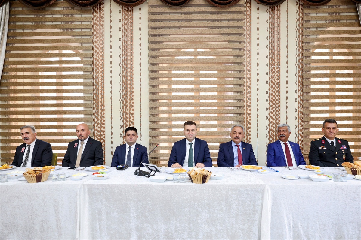 Niğde Valisi Akmeşe, 19 Ekim Muhtarlar Günü'nde muhtarlarla buluştu