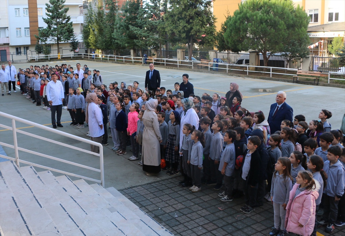 Of Milli Eğitim Müdürü Kabahasanoğlu, törende öğrencilerle İstiklal Marşı'nı okudu