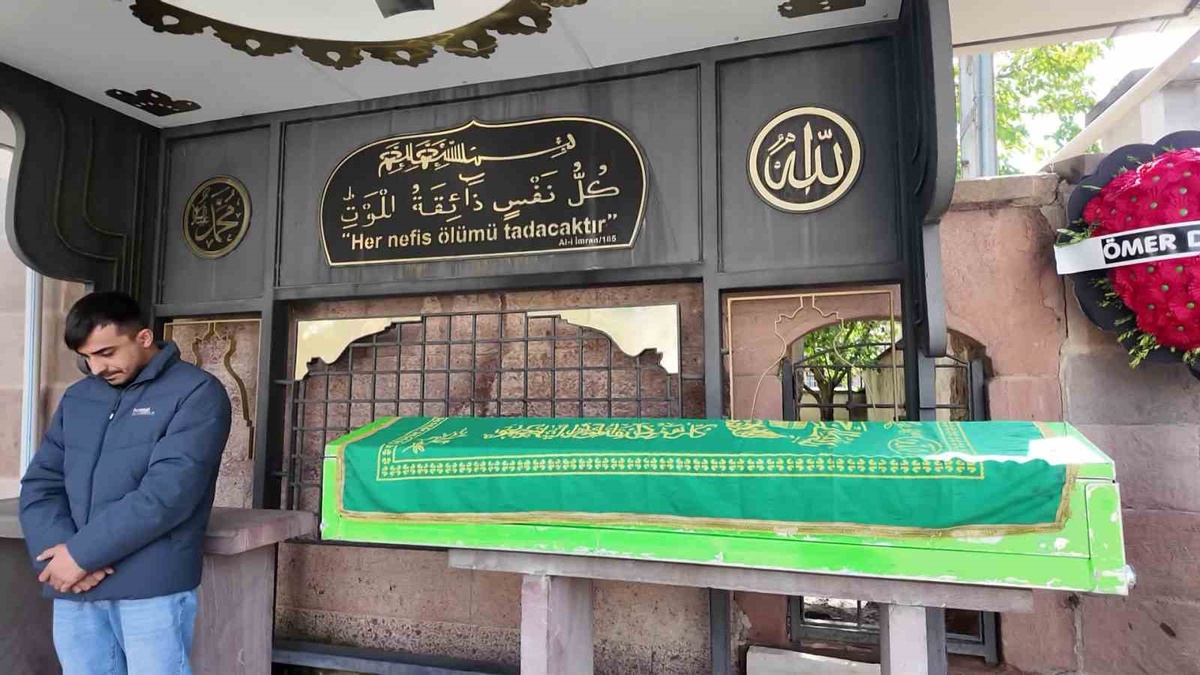 Oltu'da görev yapan emekli öğretmen Ruhi Akpınar kalp krizi sonucu toprağa verildi