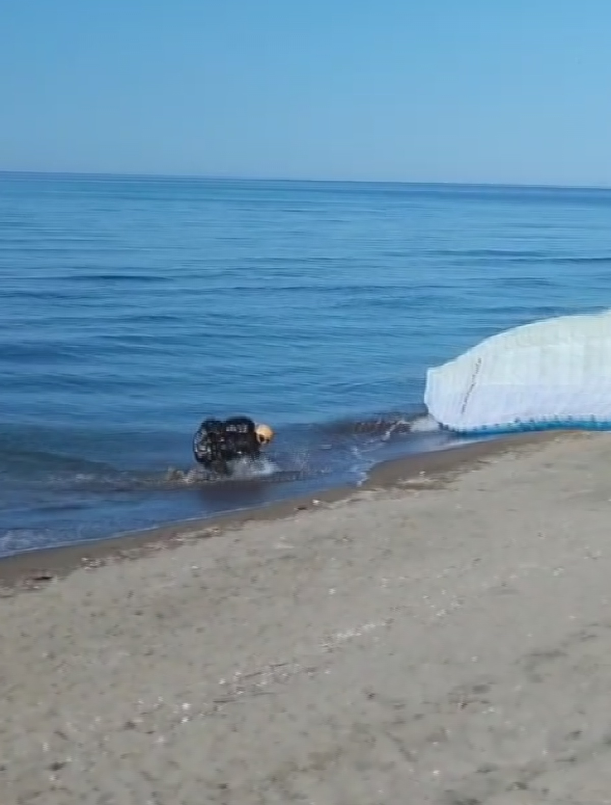 Ordu Altınordu'da 530 rakımlı Boztepe'den havalanan paraşütçü rüzgarla denize indi