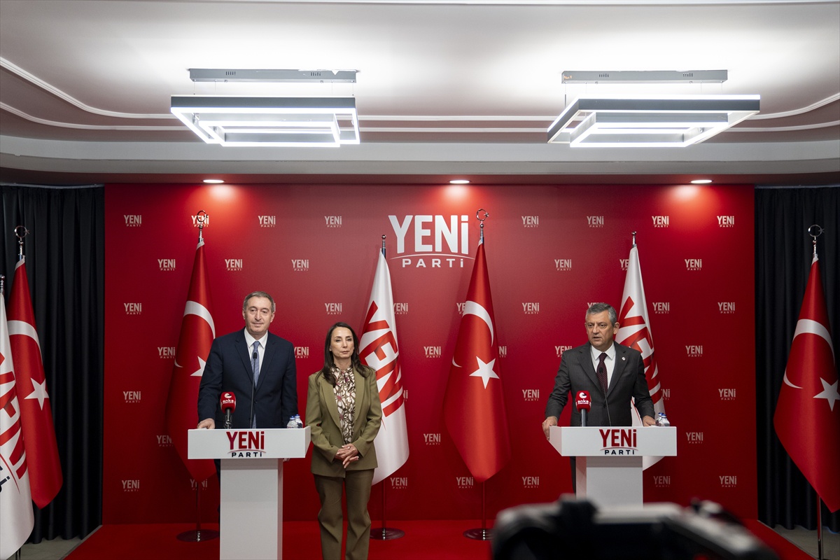 Özgür Özel, DEM Parti eş başkanlarıyla Terörsüz Türkiye sürecini görüştü