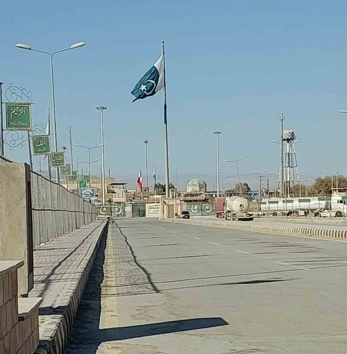Pakistan, İran sınırındaki iki kapıda ticareti durdurdu; binlerce tır mahsur kaldı