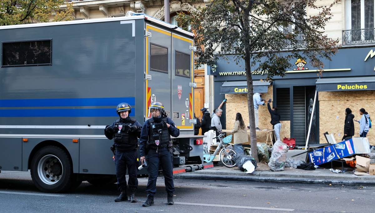 Paris'te protestolarda mağazalar zarar gördü, Macron yasal işlem yapılacağını söyledi