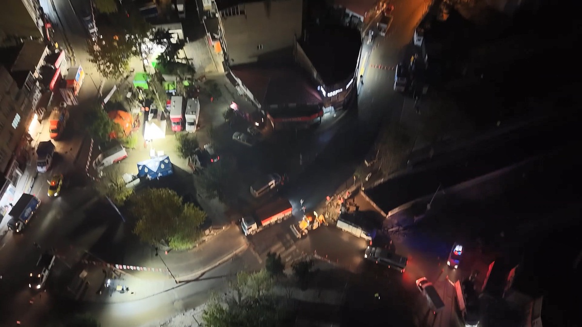 Sarıyer Ayazağa'da 19 dükkan ve stadın enkazını kaldırma çalışması gece boyu sürdü