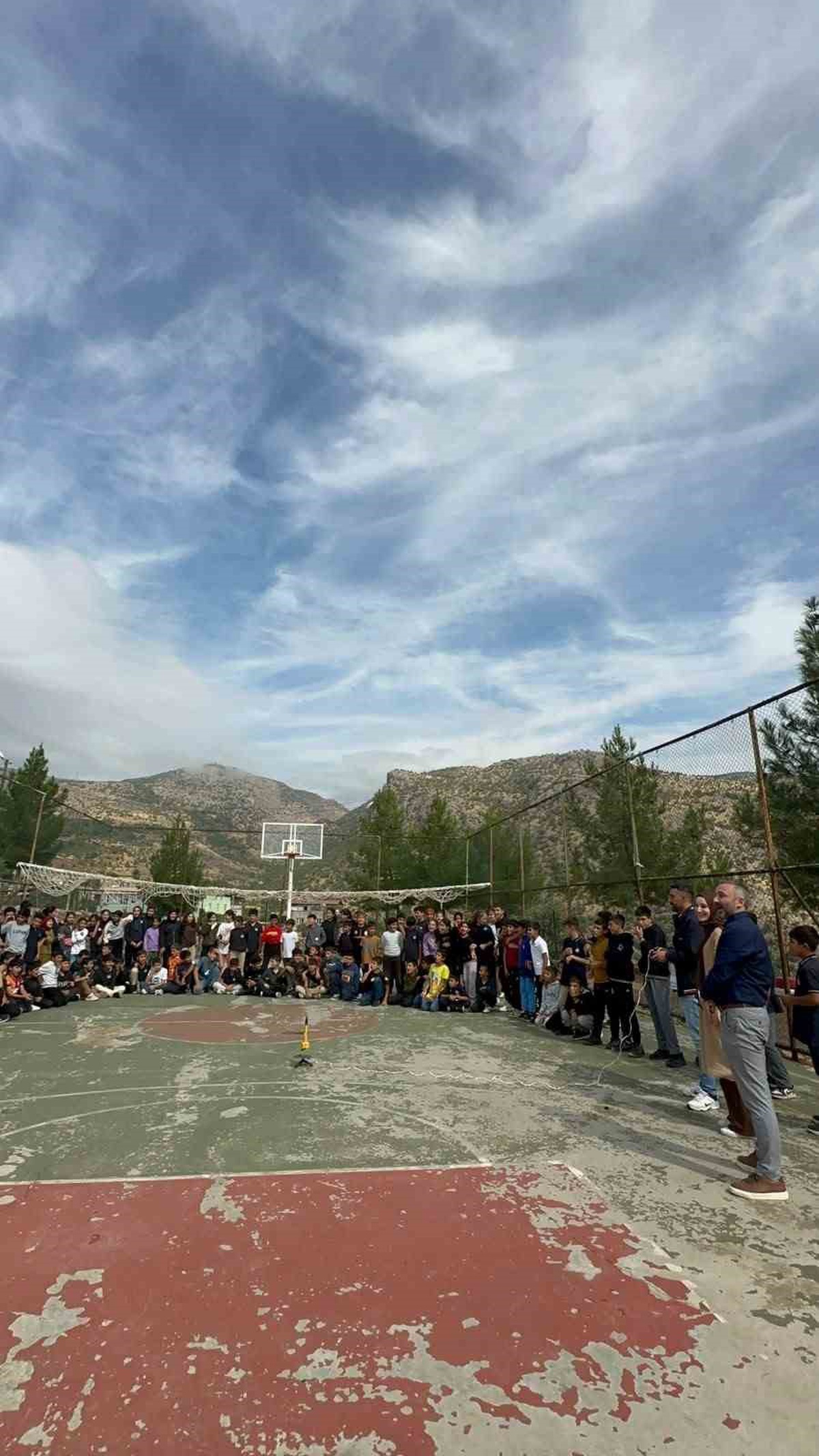 Siirt'te 7. sınıf öğrencileri su roketlerini okul bahçesinde fırlattı