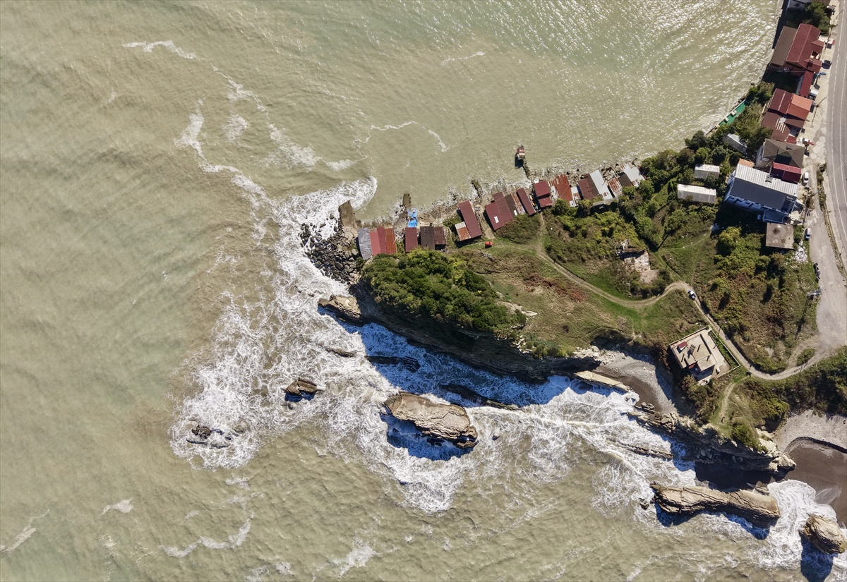 Sinop Türkeli'de sağanak sonrası çamurlu su Karadeniz'i kahverengiye çevirdi