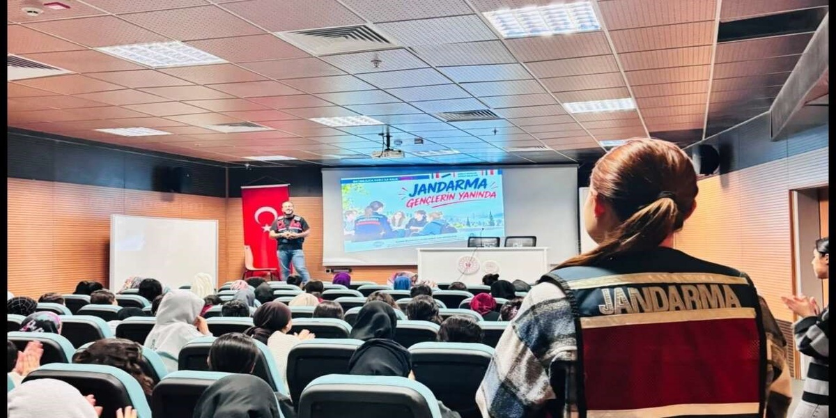 Şırnak Cezeri Kız Yurdunda jandarma öğrencilere madde bağımlılığı eğitimi verdi