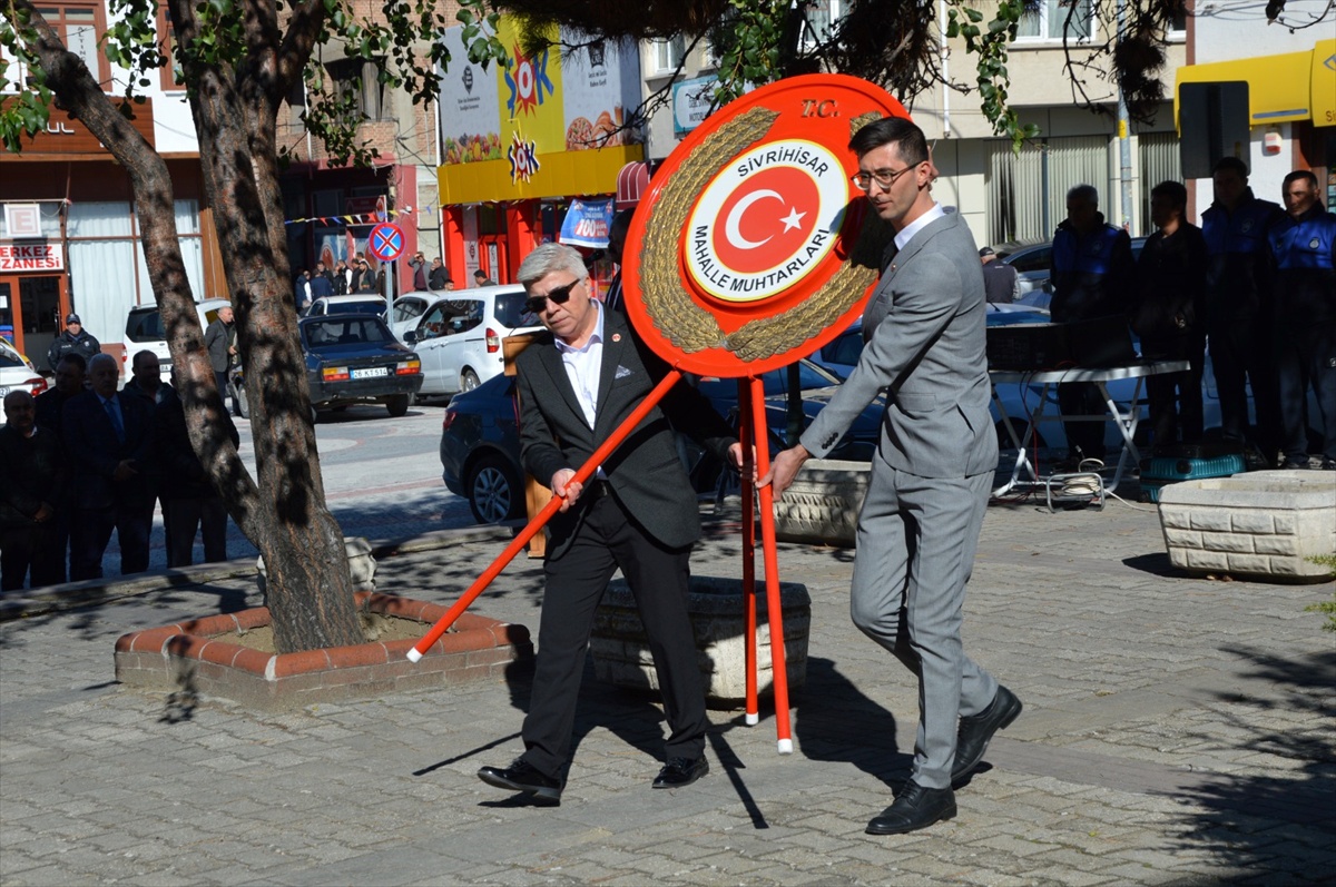 Sivrihisar'da Muhtarlar Günü'nde Belediye Başkanı Dökmeci muhtarlara plaket verdi