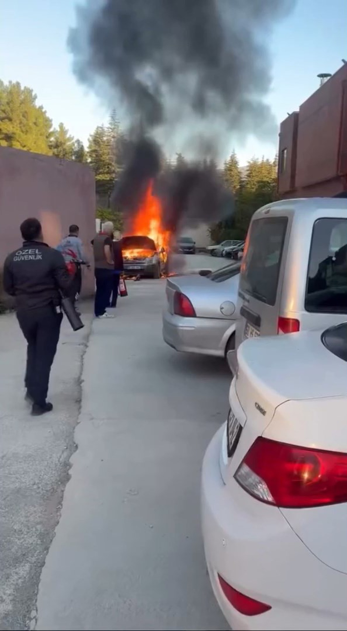 Tokat'ta hastane otoparkında itfaiye, alev alan otomobili 2 araca sıçramadan söndürdü
