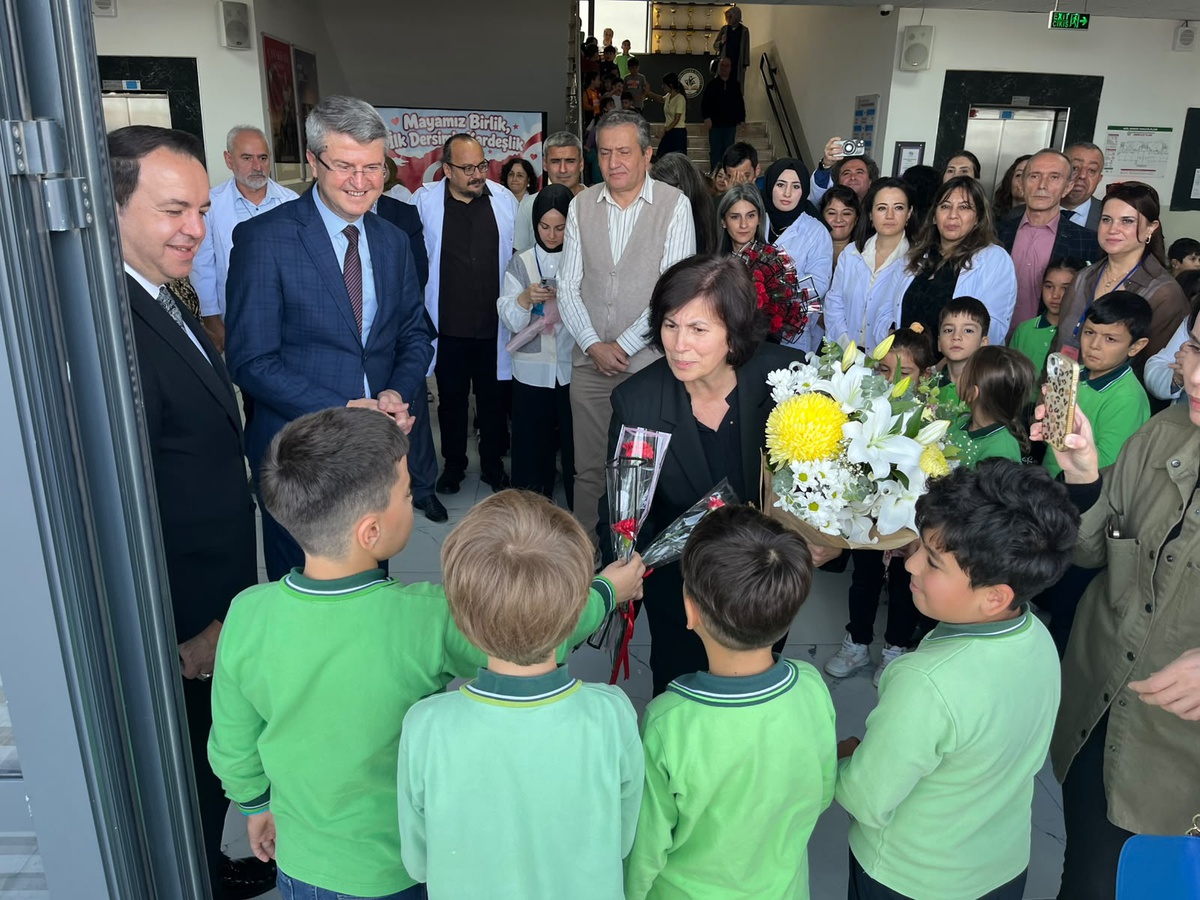 Zonguldak'ta emekli öğretmen Hülya Uzungüngör 40 yıl çalıştığı okuldan uğurlandı