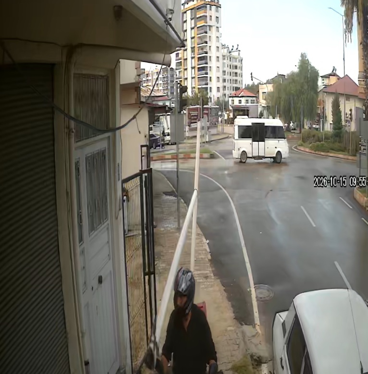 Adana Kozan'da kuryenin başına motosikletiyle çarptığı su borusu düştü, kask korudu