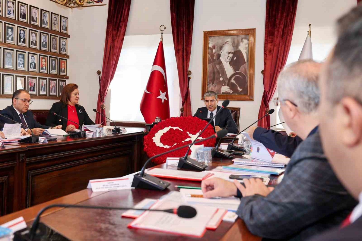 Afyonkarahisar'da okul güvenliği toplantısında Vali Aktaş denetim istedi