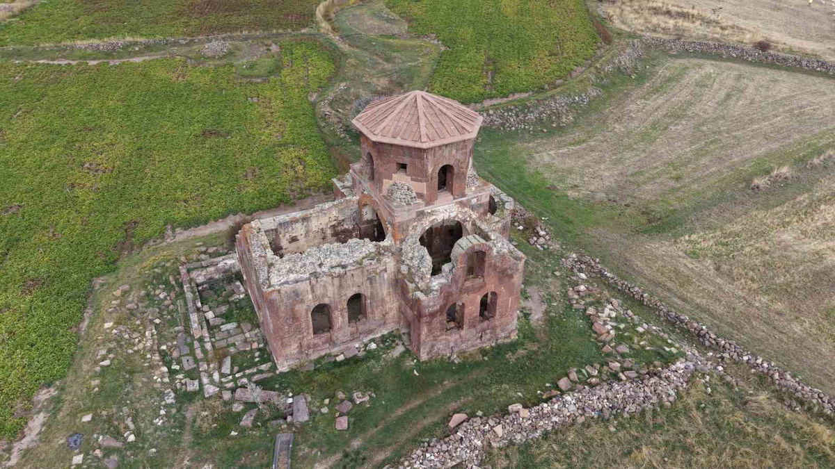 Aksaray'ın Güzelyurt ilçesindeki 1500 yıllık Kızıl Kilise ziyaretçilerini cezbediyor