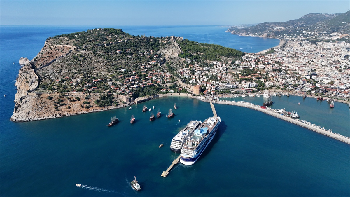 Alanya Limanı'na iki kruvaziyer sabah 2 bin 400 turist getirdi