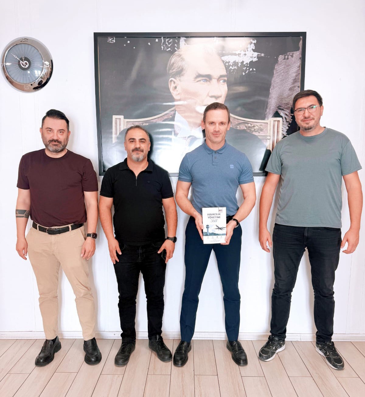 ALKÜ'nün 'Havacılık Yönetimi 360' kitabı havalimanı direktörüne takdim edildi