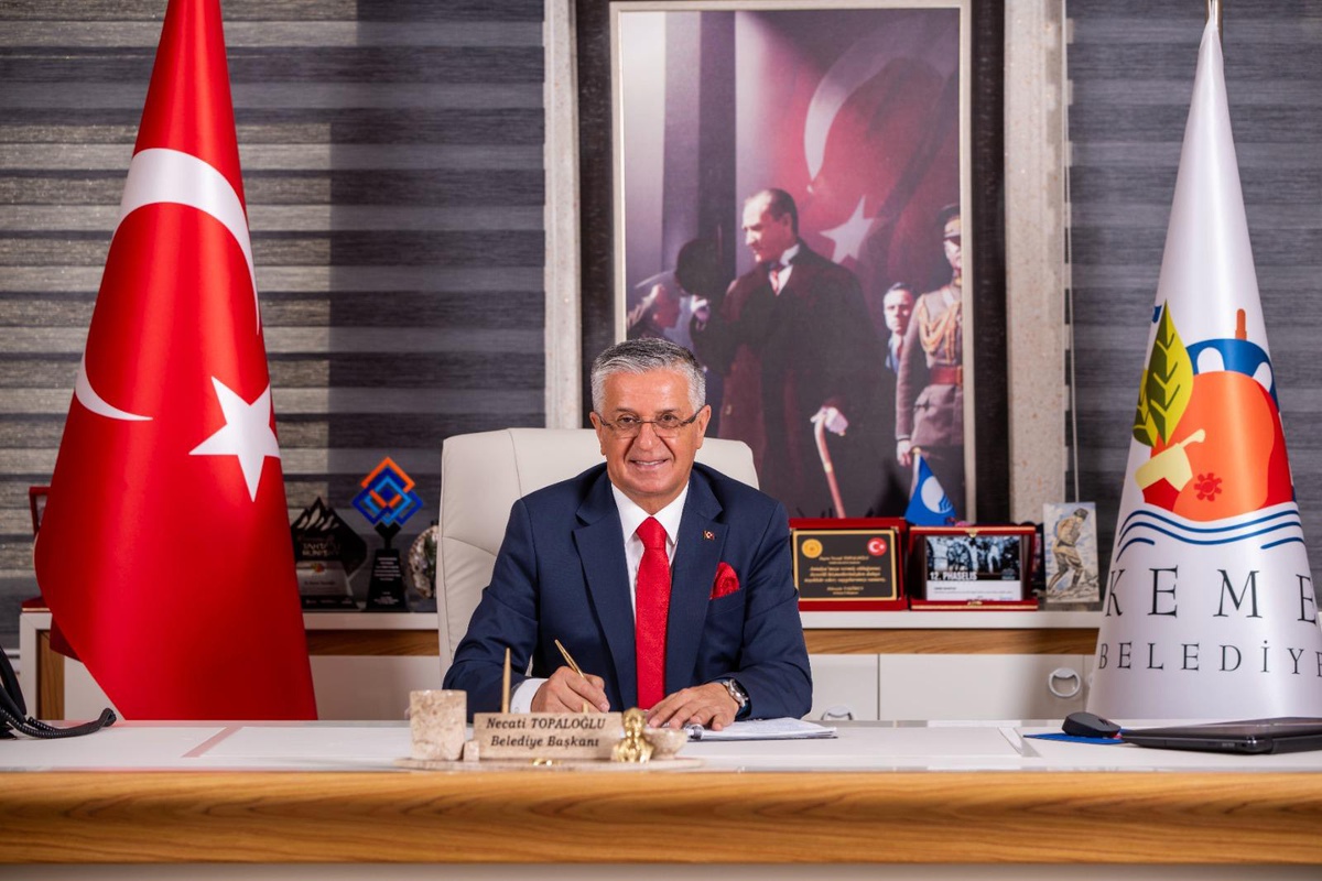 Kemer Belediye Başkanı Necati Topaloğlu, 8 meclis üyesiyle birlikte CHP'den istifa etti
